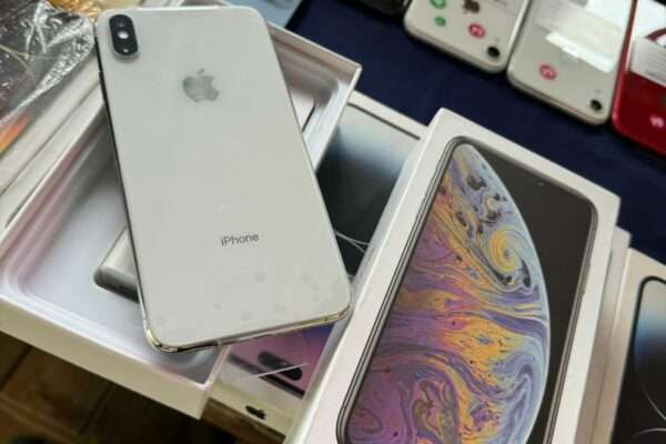 iPhone XS Max 64giga juste descellé