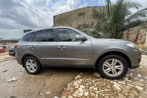 RAPIDE HYUNDAI SANTA _FE 2011 Boîte automatique Consommation Essence ⛽️ 6 cylindres Tout papier à jour Prix 6000000revoir