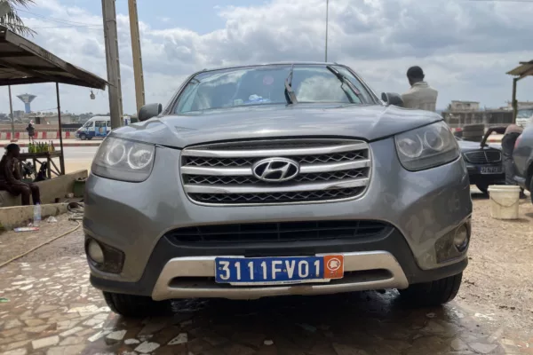 RAPIDE HYUNDAI SANTA _FE 2011 Boîte automatique Consommation Essence ⛽️ 6 cylindres Tout papier à jour Prix 6000000revoir