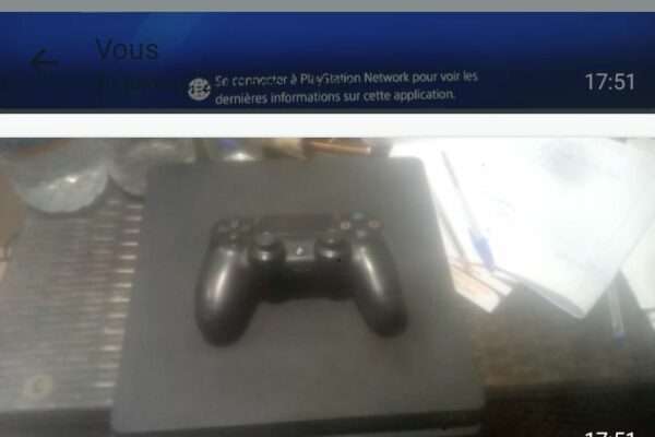 PlayStation 4 slim craqué