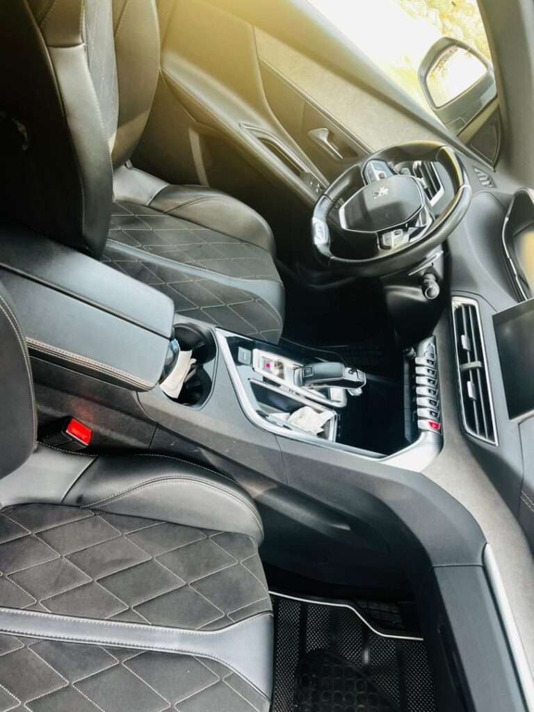 Peugeot 3008 GT Année 2019 4 cylindres Diesel turbo Intérieur cuir démarrage start moteur impeccable coffre automatique / hayon mains libres / i cockpit Capteur devant-arrière Kilométrage 44000 mil Véhicule très bien entretenu Zéro défaut consommation