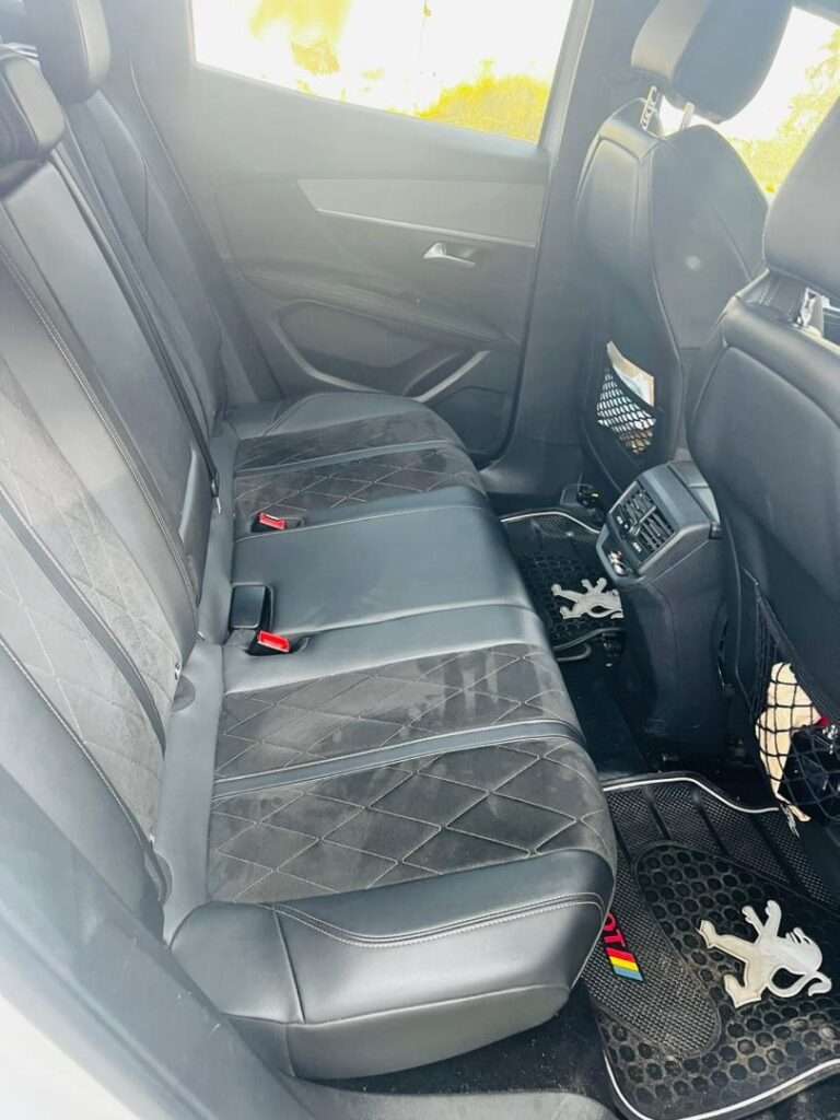 Peugeot 3008 GT Année 2019 4 cylindres Diesel turbo Intérieur cuir démarrage start moteur impeccable coffre automatique / hayon mains libres / i cockpit Capteur devant-arrière Kilométrage 44000 mil Véhicule très bien entretenu Zéro défaut consommation