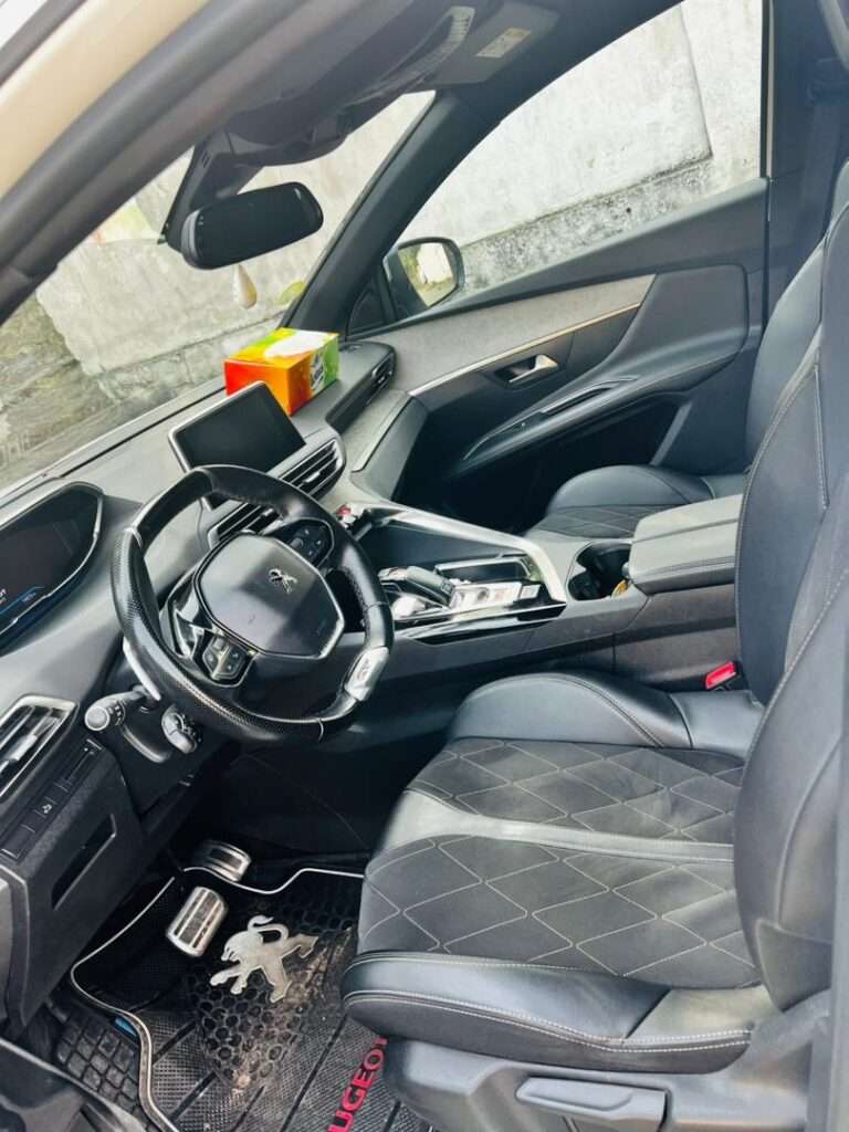 Peugeot 3008 GT Année 2019 4 cylindres Diesel turbo Intérieur cuir démarrage start moteur impeccable coffre automatique / hayon mains libres / i cockpit Capteur devant-arrière Kilométrage 44000 mil Véhicule très bien entretenu Zéro défaut consommation