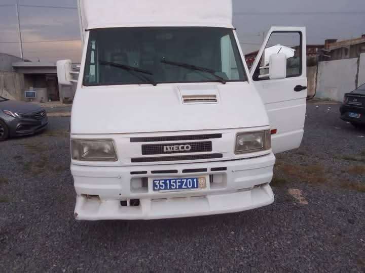 En vente Iveco boîte manuelle 4 cylindre