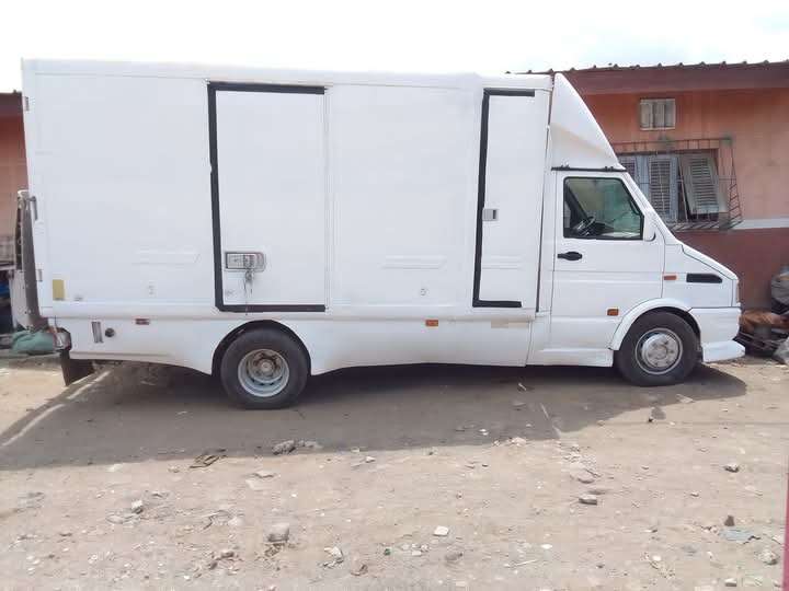 En vente Iveco boîte manuelle 4 cylindre