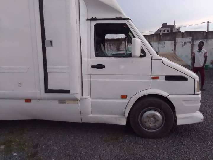En vente Iveco boîte manuelle 4 cylindre
