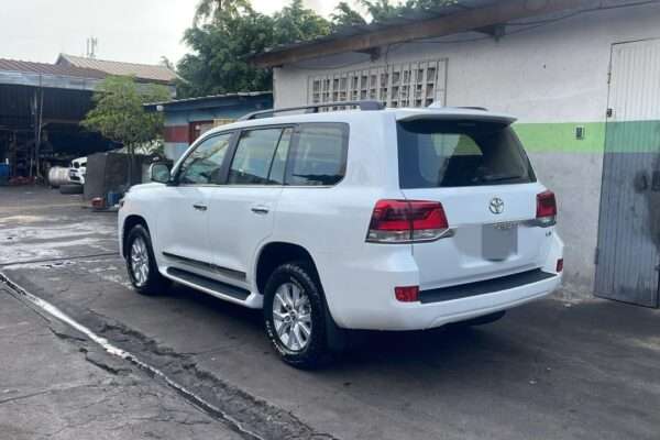 Toyota Land CRUISER 2017 diesel V8 7 places assises