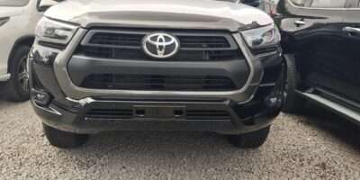 Toyota Hilux SR5 V6 année 2025 essence boite automatique