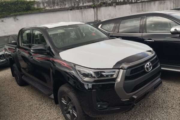 Toyota Hilux SR5 V6 année 2025 essence boite automatique