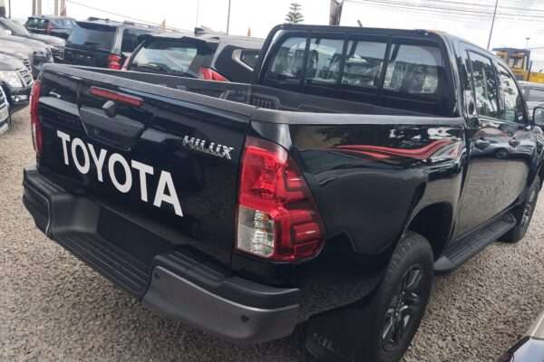 Toyota Hilux SR5 V6 année 2025 essence boite automatique