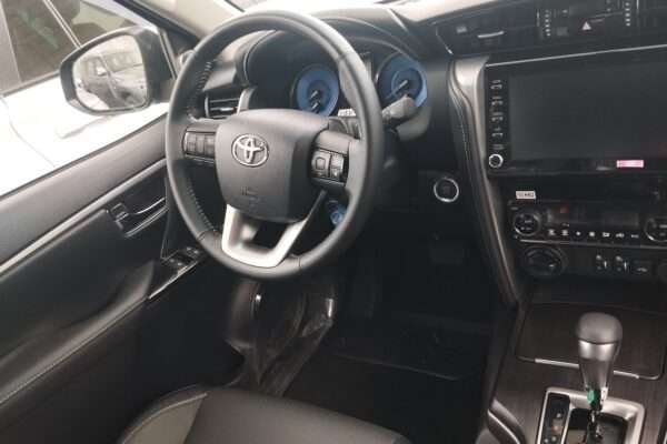 Toyota fortuner SR5 V6 année 2025 neuf 7 plces