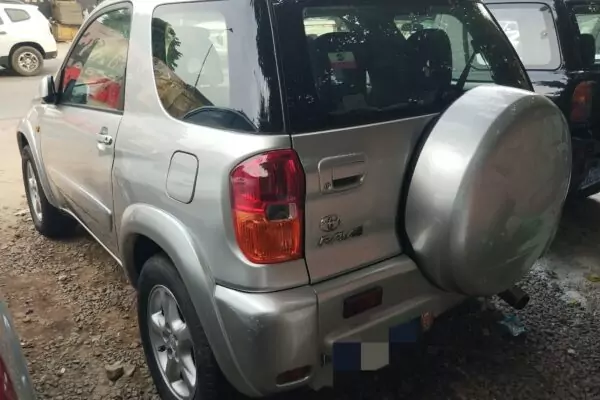 RAV4 année 2000 2 portières boite automatique