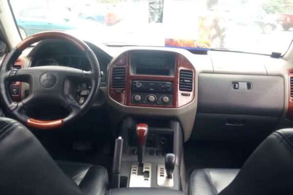 Location Mitsubishi Pajero 7 places assises avec chauffeur